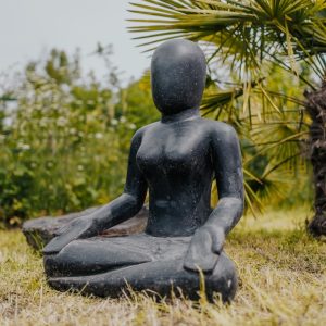 Gartenstatue Salamba Yoga Position Sukhasana Hand auf den Knien 83cm