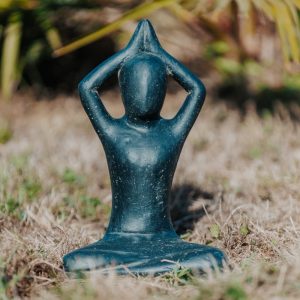 Salamba yoga garden statue – hand on head, antique black 30cm