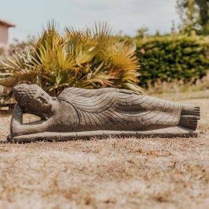 Estatua de Buda reclinada para exterior en piedra volcánica – 120 cm