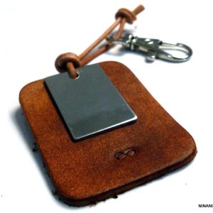 Porte clé infini gravé en cuir marron clair pour homme