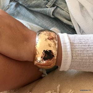 Bracelet charnière manchette ovale métal doré martelé