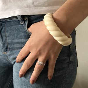 Bracelet jonc blanc forme ronde large et torsadé