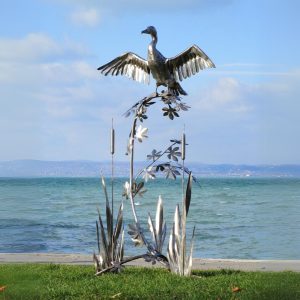 Statue de jardin oiseau cormoran sur végétaux en acier inoxydable 182cm